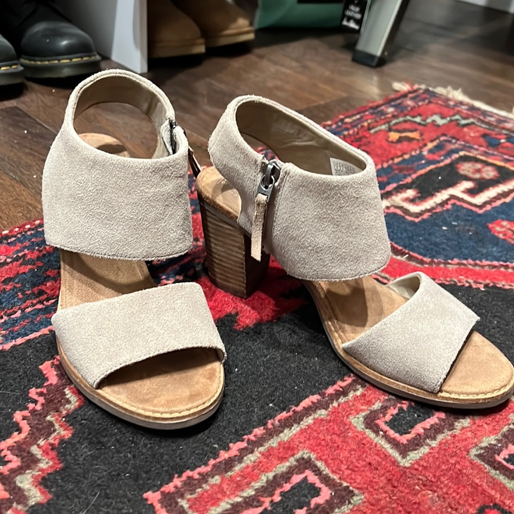 Tom’s leather zip sandals